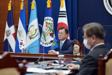 韓国ムン大統領の支持率が40%台に上昇　ライバル元検事総長の身辺疑惑も影響か