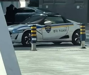 韓国の公道で警察車を装い走った日本車、本物の韓国警察に捕まる　ホンダS660に塗装しマークを付け…「常識外の行動」