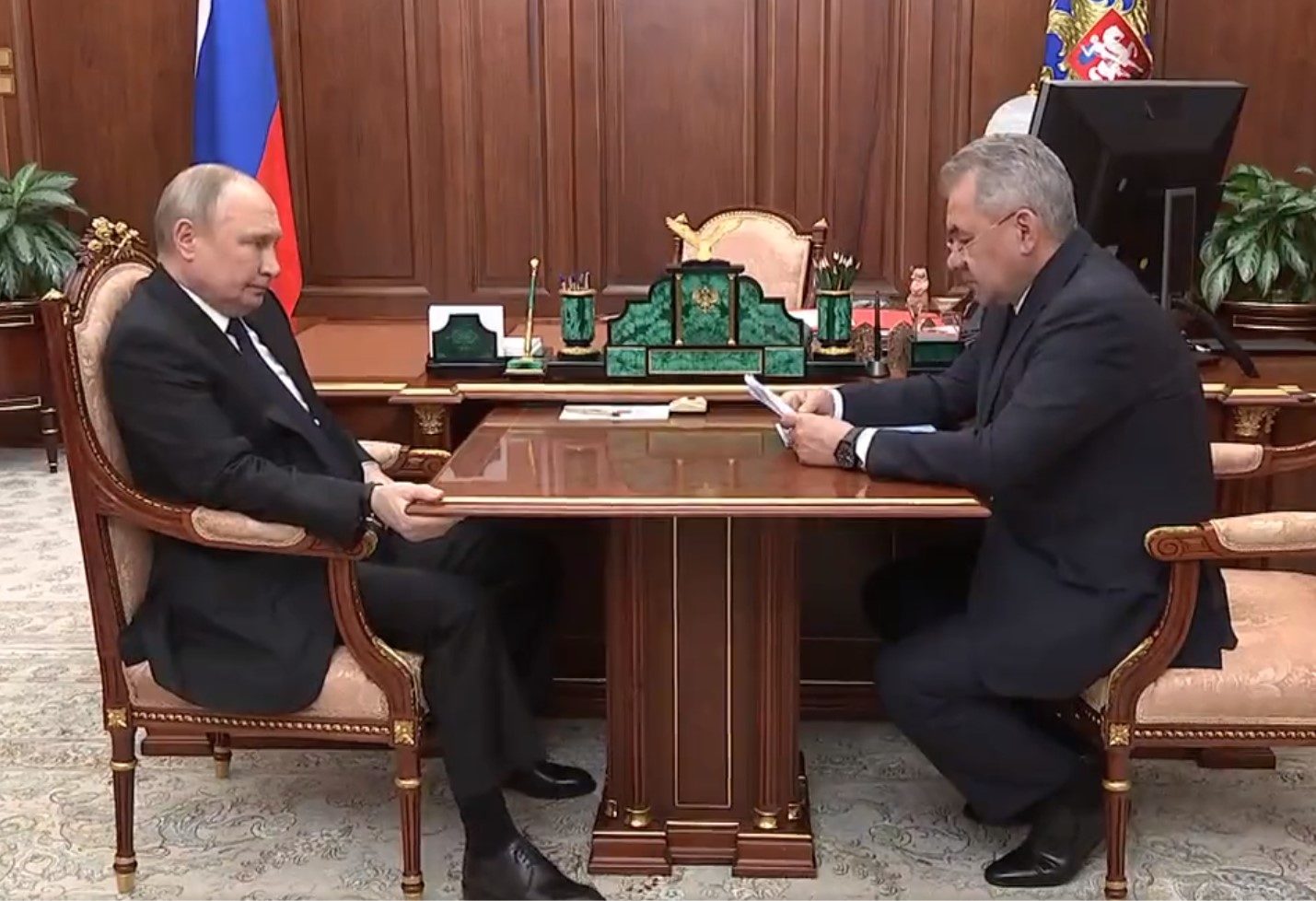 【国際】プーチン大統領に再び健康異常説　テーブル角握り離さず、足はカタカタ、曲がった姿勢